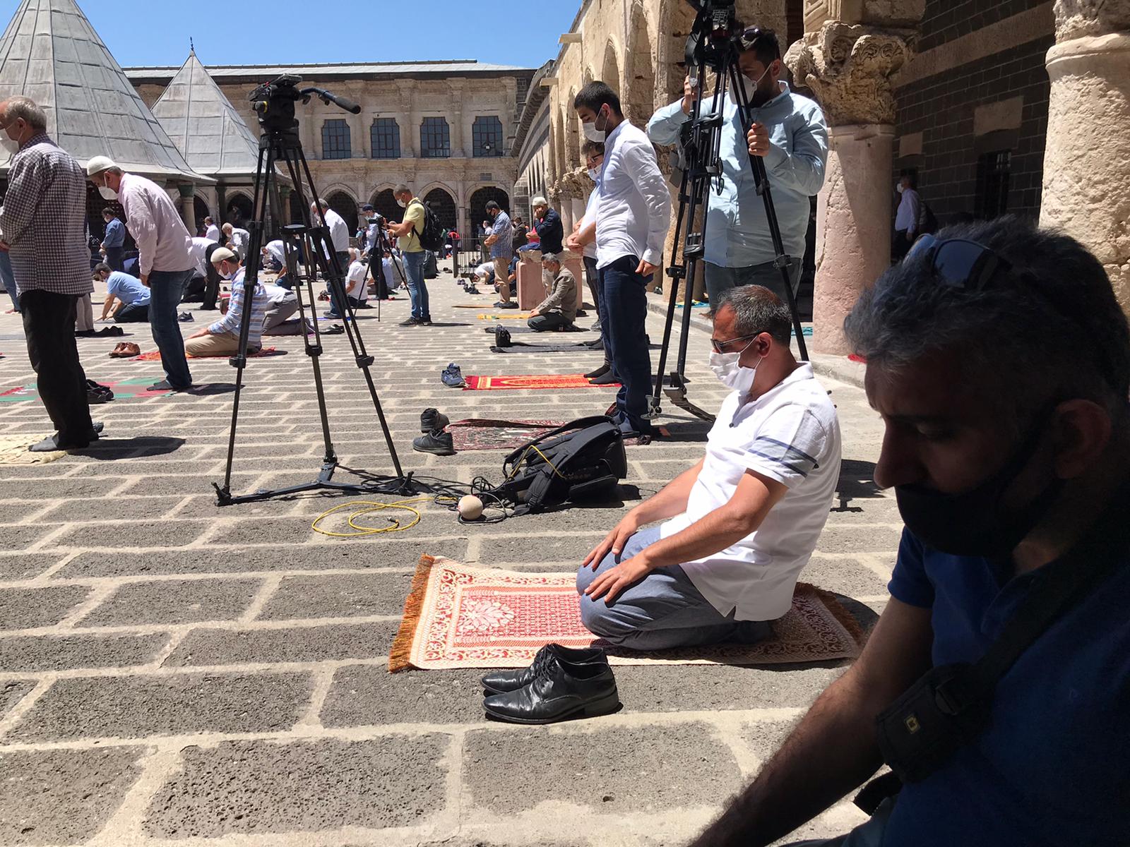 Foto: Diyarbakır’da salgın gölgesinde ilk cuma namazı